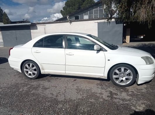 2005 otomatik Avensis taş gibi arac 
